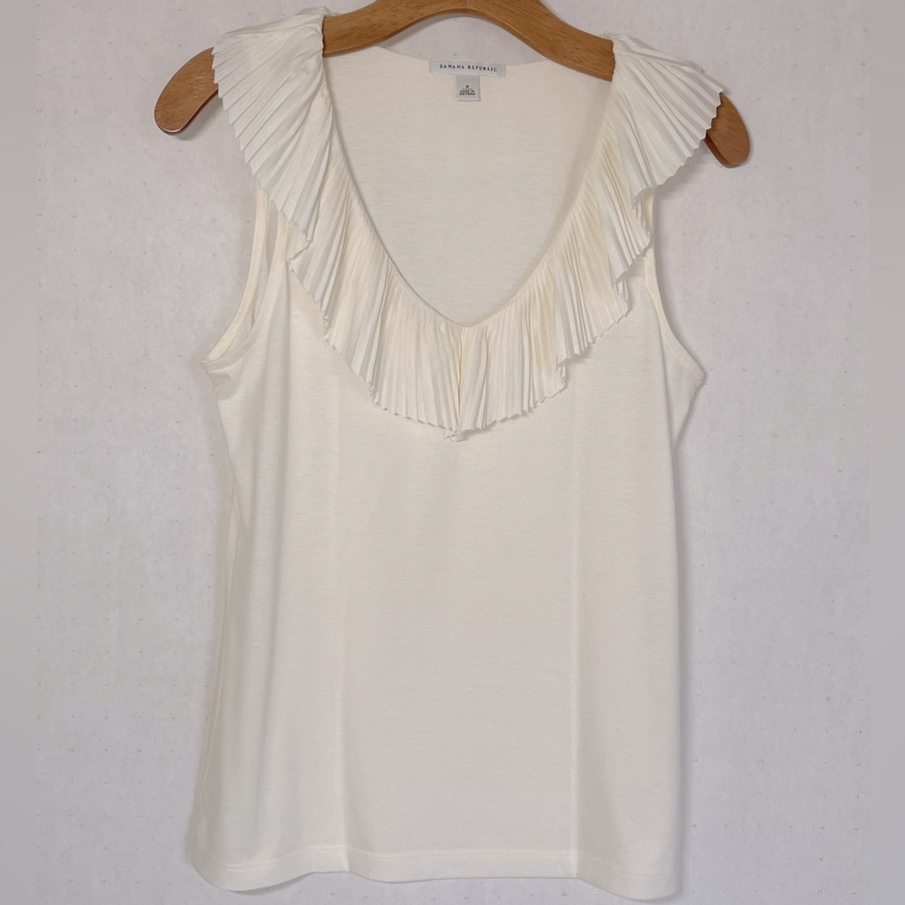 Sleeveless Ruffle V-neck, Size S